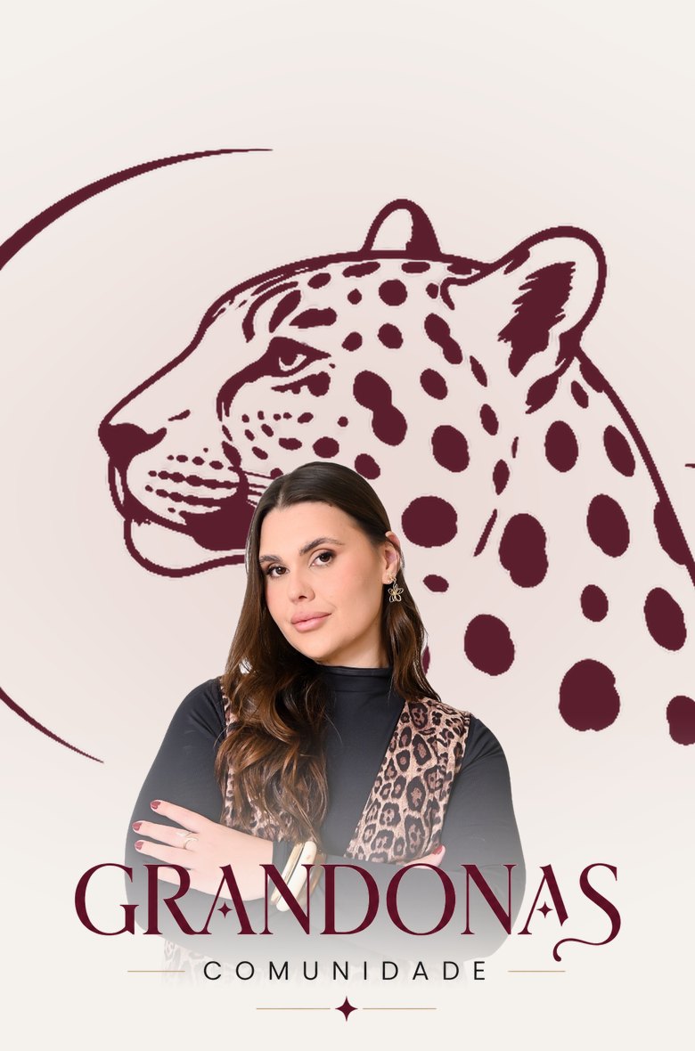Milena Klein na frente da onça da Comunidade Grandonas